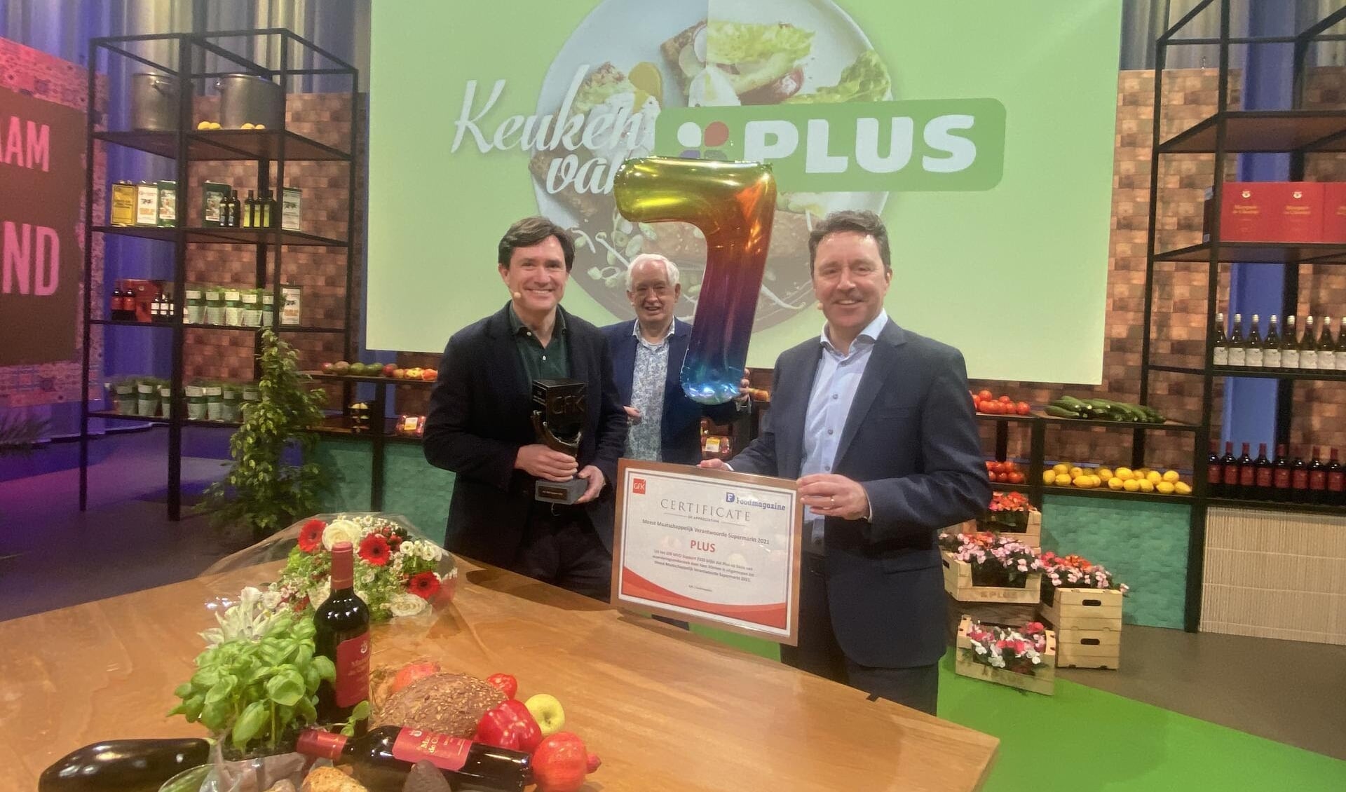 Duncan Hoy en Eric Leebeek van PLUS kregen de award van Joop Holla.