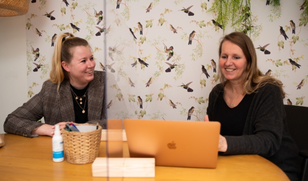 <p><em>Locatiedirectrice Greta Schepens en assistent vestigingsmanager Juliëtte Looije in gesprek over de examentraining.</em></p>