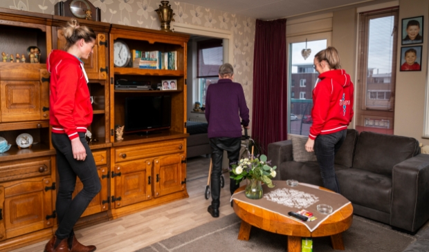 <p>Annejet Laseur (links) en Joyce van Tellingen helpen een cliënt.</p>