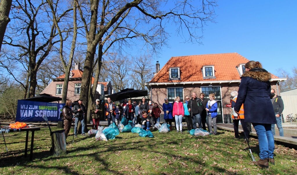 Tientallen zakken met zwerfvuil werden er mee terug genomen door de bijna veertig vrijwilligers.