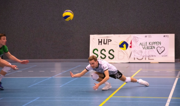 <p>Libero Thijs van Gessel van SSS redt namens de Barnevelders.</p>