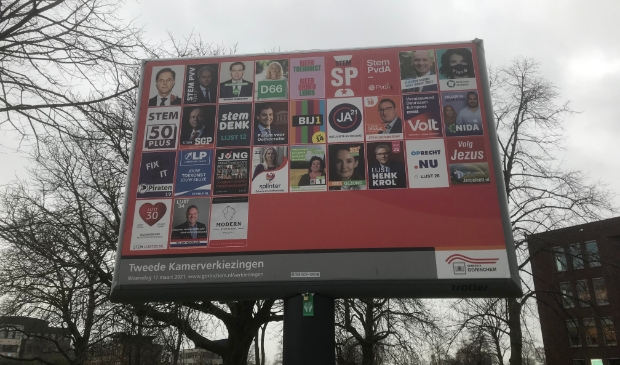 <p>Op het aanplakbord van de gemeente Gorinchem staan dertig partijen, in totaal doen 37 partijen mee aan de Kamerverkiezingen</p>