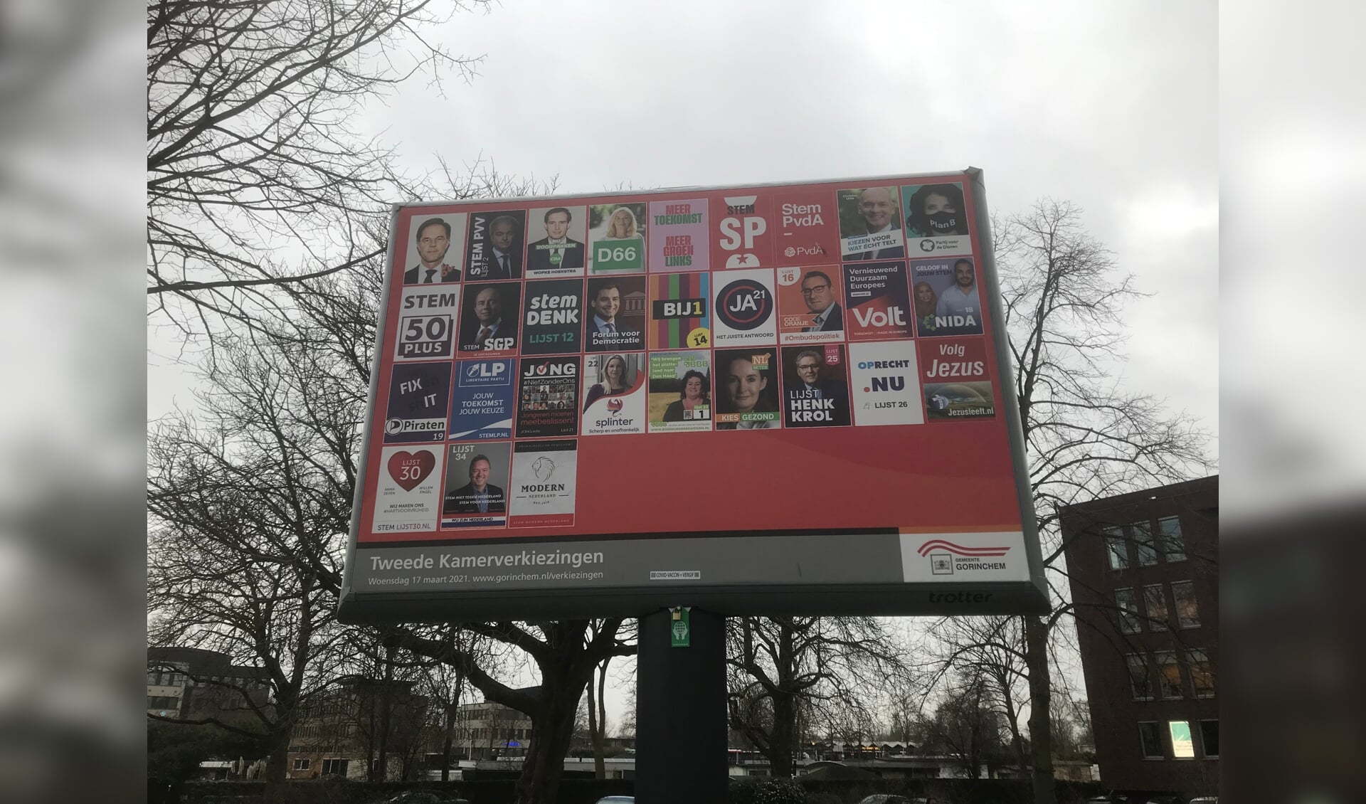 Op het aanplakbord van de gemeente Gorinchem staan dertig partijen, in totaal doen 37 partijen mee aan de Kamerverkiezingen