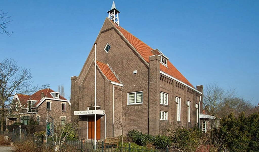 Rijksstraatweg 127,129,131: schoolmeesterhuis, De Kleine Kerk en daarachter d’ Oude School.