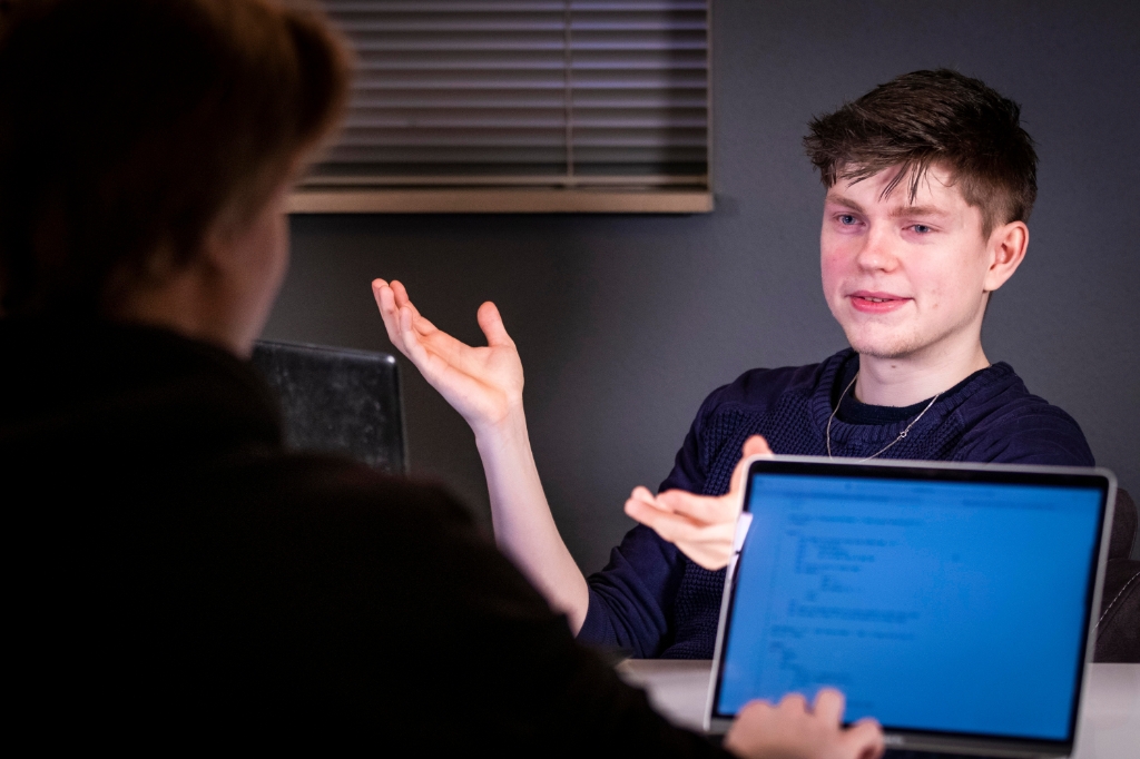 <p>Max Stoltenborgh (23) is mentor bij CoderDojo. </p>