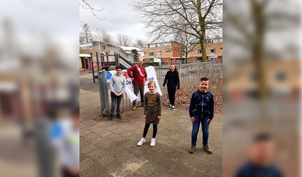<p>Boven: Ilias, Thijs Goverde en Charissa; op de voorgrond Pip en Keyon.</p>
