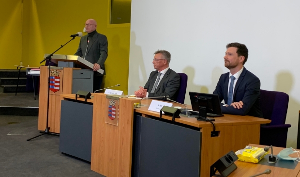 <p>Burgemeester Isabella geeft de uitslag van het referendum door, in het midden de heer van der Valk van de referendumcommissie, uiterst rechts wethouder Bos. </p>