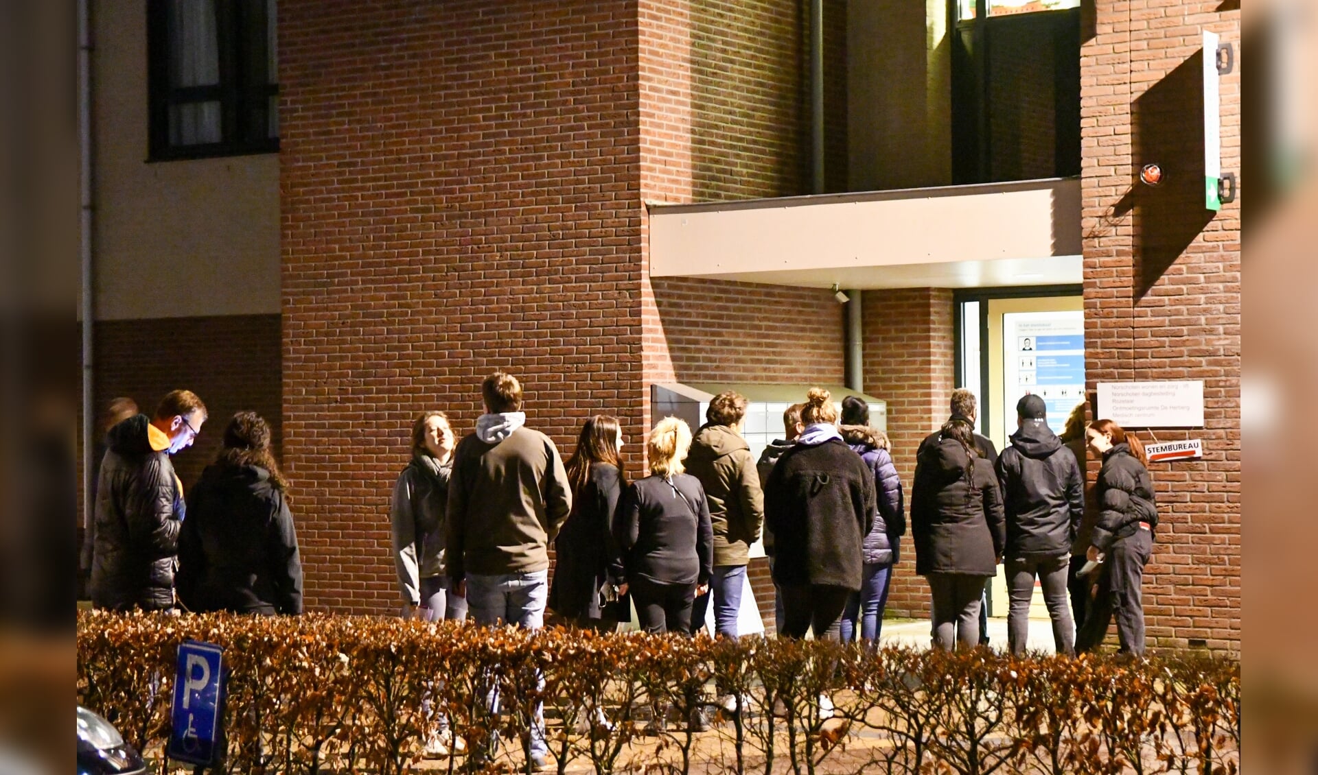 Er stond woensdagavond een lange rij voor het stembureau op de Jan Nijenhuisstraat. 