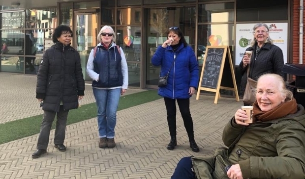 <p>Nu de Zumba- en danslessen niet door kunnen gaan, wandelt Gré Tilstra regelmatig met een aantal deelnemers. </p>