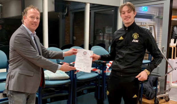 <p>Wethouder Frank Berkhout overhandigt het Young Leaders-certificaat aan een van de zes deelnemers van de eerste lichting. </p>