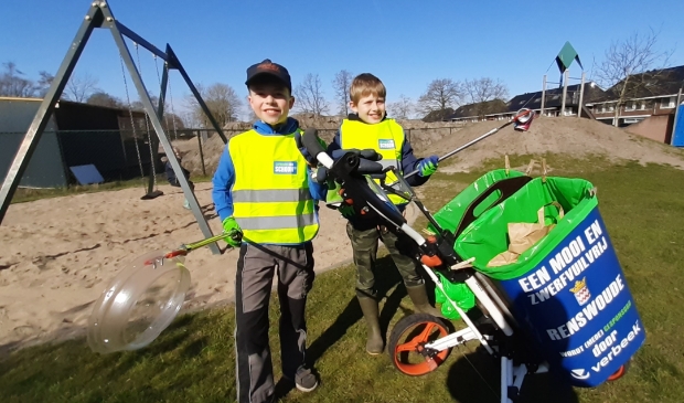 kinderen ruimen zwerfafval op
