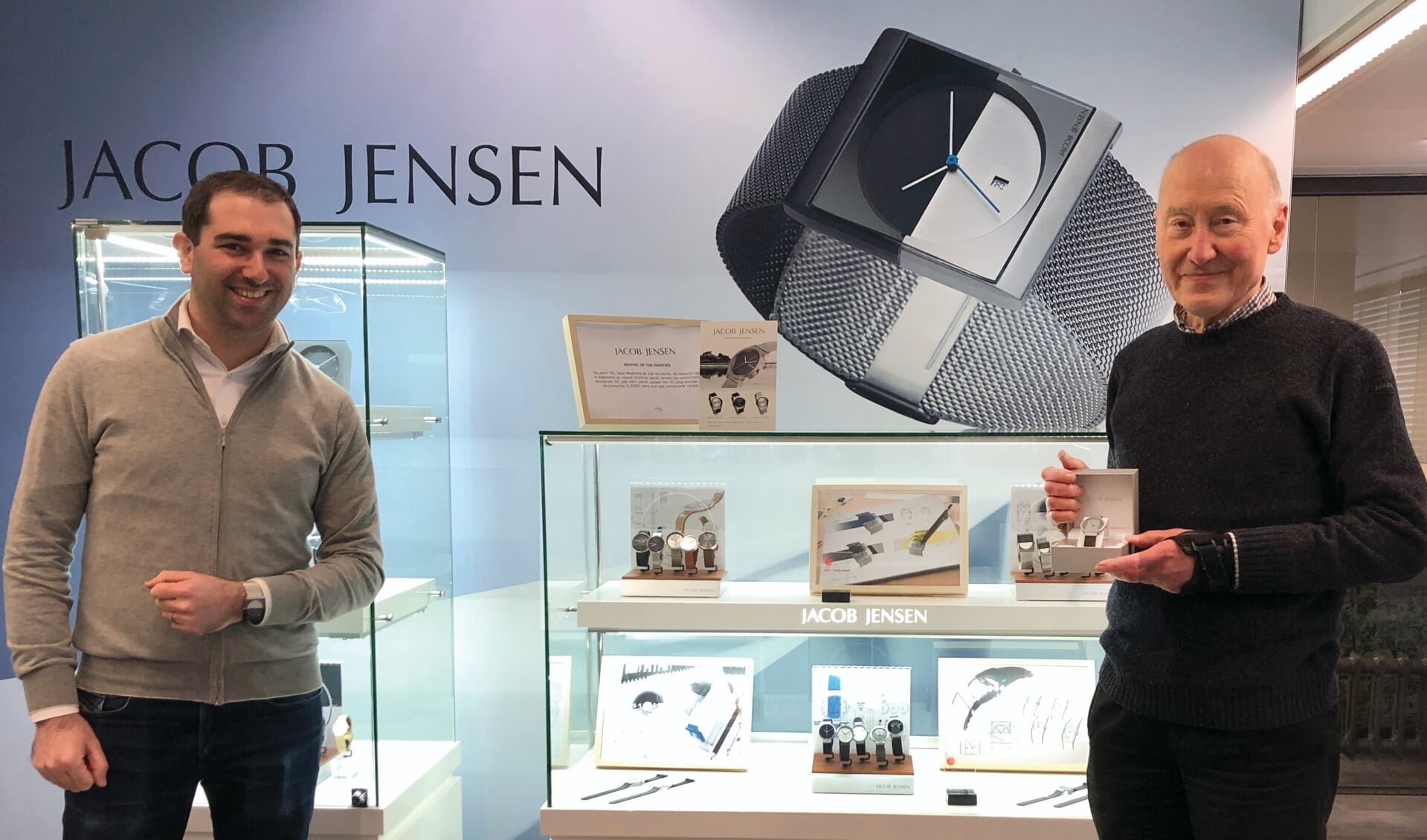 Samen met directeur marketingzaken Ronen Weisz (links)heeft Maarten een nieuw Jacob Jensen-horloge uitgezocht. 