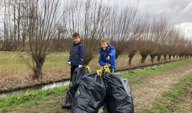 <p>Daan & Teun maakten de Lingeoevers schoon</p>
