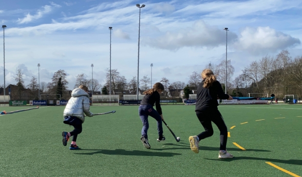 <p>Leerlingen van de Spreng trapten woensdag het schoolhockey af.</p>