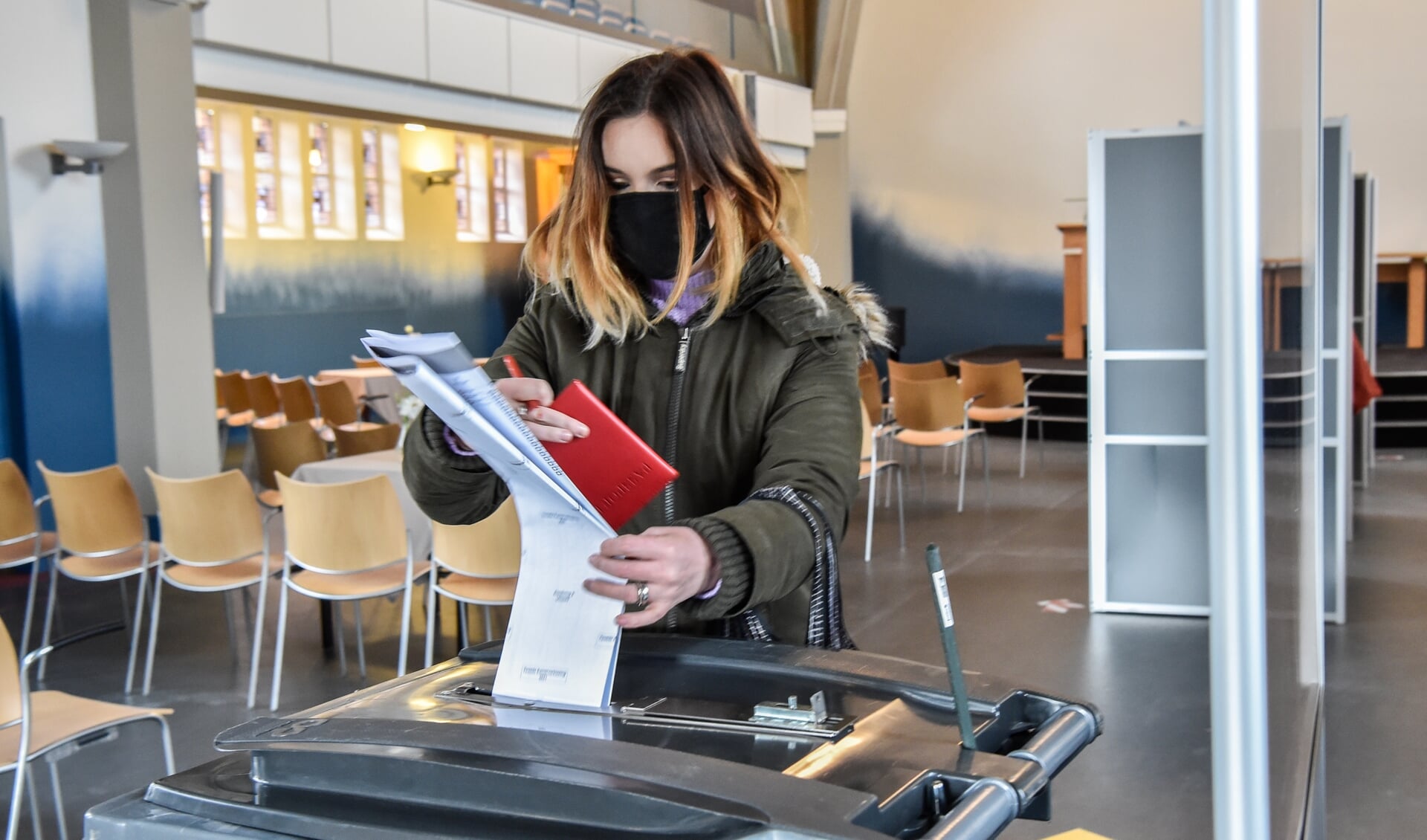 Naast de lege zetels in de Wilhelminakerk geeft Kaylee Timmerman een van de politieke partijen haar zegen.