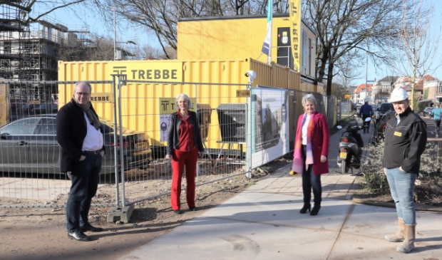 <p>wethouder Menno Tigelaar, directeur-bestuurder Monique Govers van Omnia Wonen, Antje de Groot-Schuttert en Ivo Bakula van Trebbe voor de nieuwe appartementencomplexen.</p>