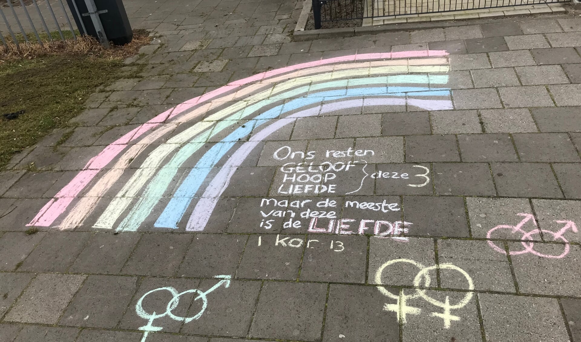 Na publicatie van het NRC artikel lwerd bij de Gomarus scholengemeenschap in krijt een regenboog getekend met de bijbeltekst uit 1 Korinthe 13 over de liefde
