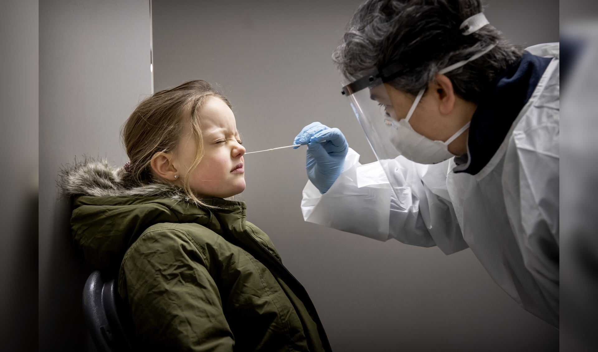 2021-01-15 10:53:05 A girl from the Lansingerland municipality is being tested for the corona virus. After an outbreak of the British variant in Bergschenhoek, all residents of the region are called upon to be tested. In the Netherlands, Bergschenhoek, 15 January 2021. ANP KOEN VAN WEEL