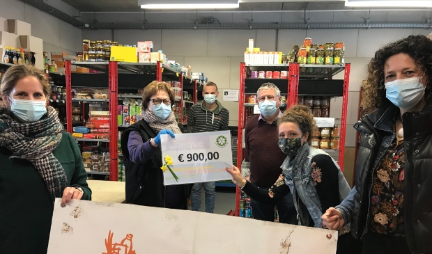 De overhandiging van de cheque aan de Voedselbank