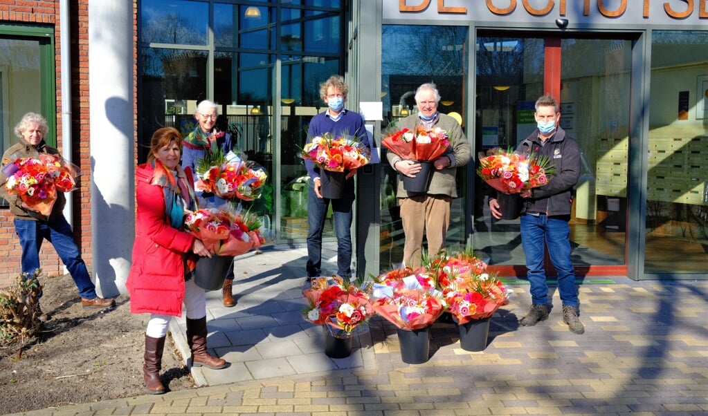 Leden van Rotaryclub Gorinchem-Merwede leveren boeketten af bij De Schutse