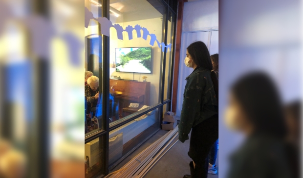Kinderen van de Valkenheuvel maken contact met de bewoners van Zonneburg.