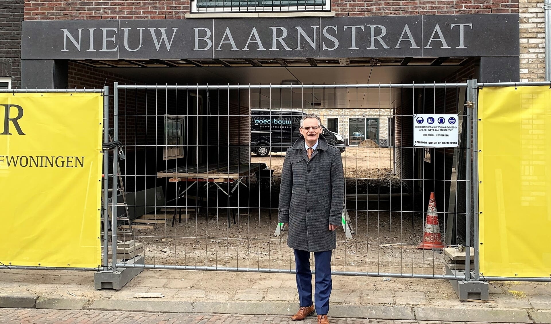 Wethouder Erwin Jansma bij het complex Nieuw Baarnstraat dat bijna wordt opgeleverd. 