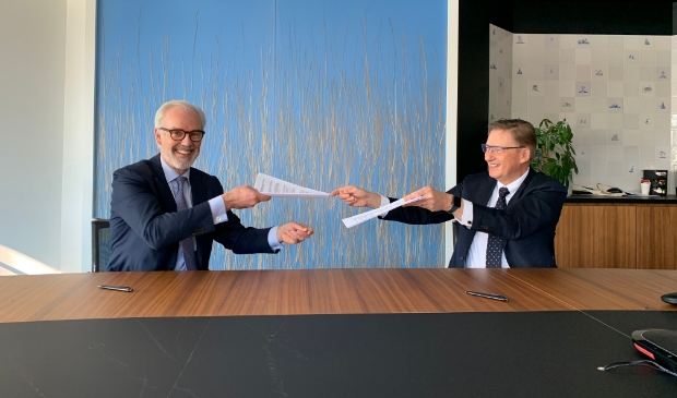 <p>Willem Offerhaus van KPN en wethouder Rob Ellermeijer ondertekenden vrijdag 5 maart de overeenkomst.</p>