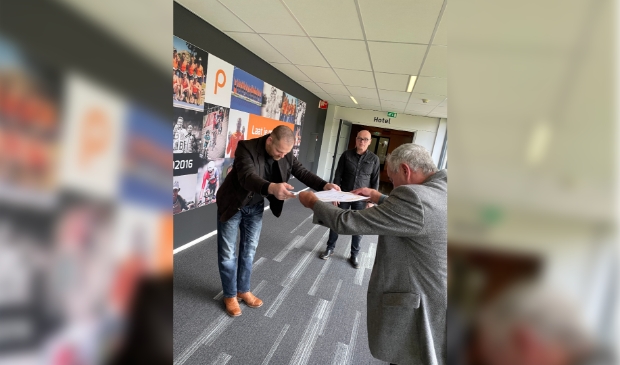 <p>Edgar Kruyning krijgt van de voorzitter van de bond zijn diploma uitgereikt volgens Japanse traditie.</p>