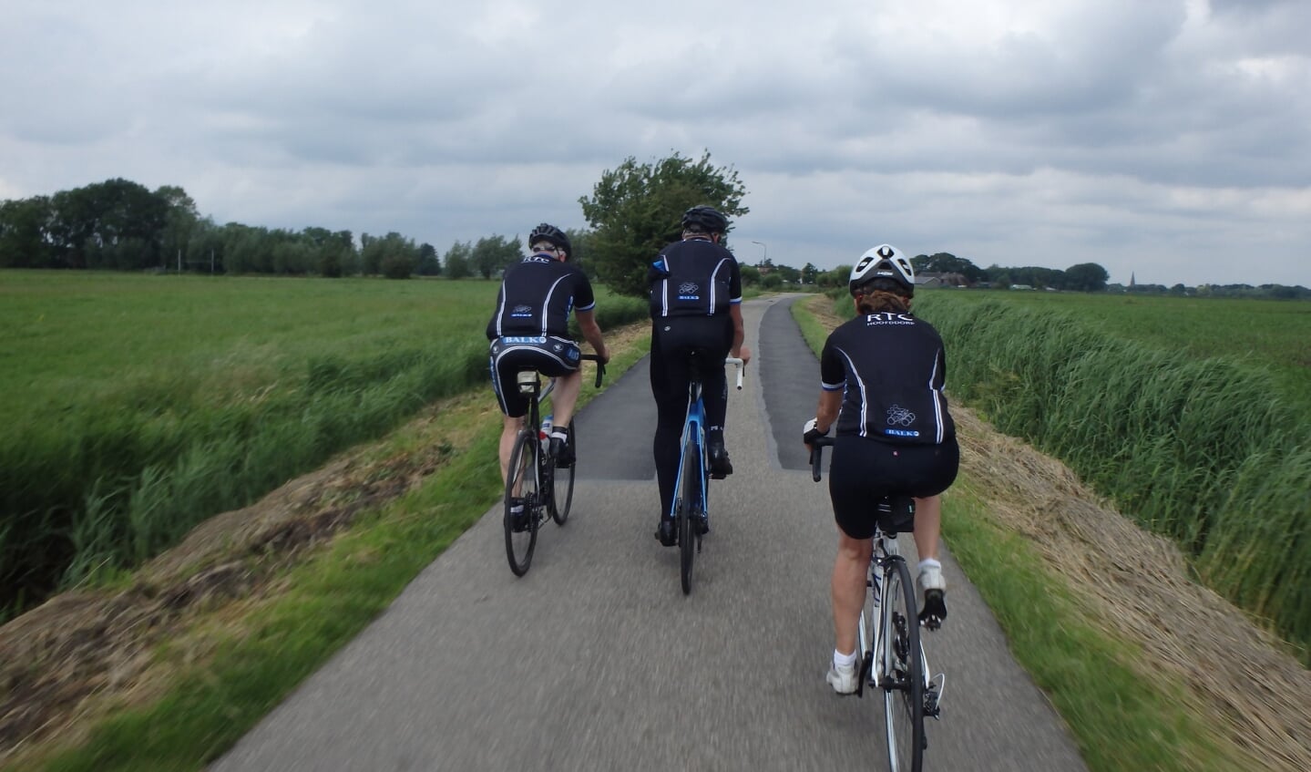 Drie fietsers van RTC Hoofddorp, ieder op een racefiets.