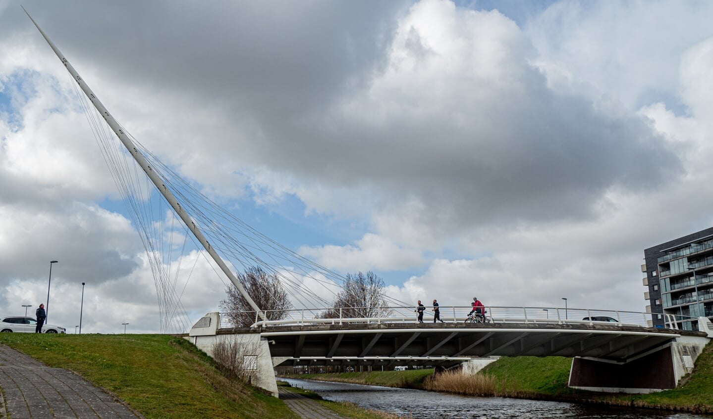 Maarten Swart en Rene Laenen lopen over de Calatrava brug in Hoofddorp