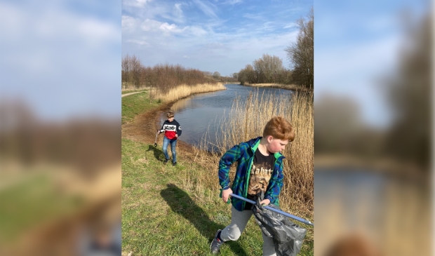 Jongeren prikken vuilnis in Odijk