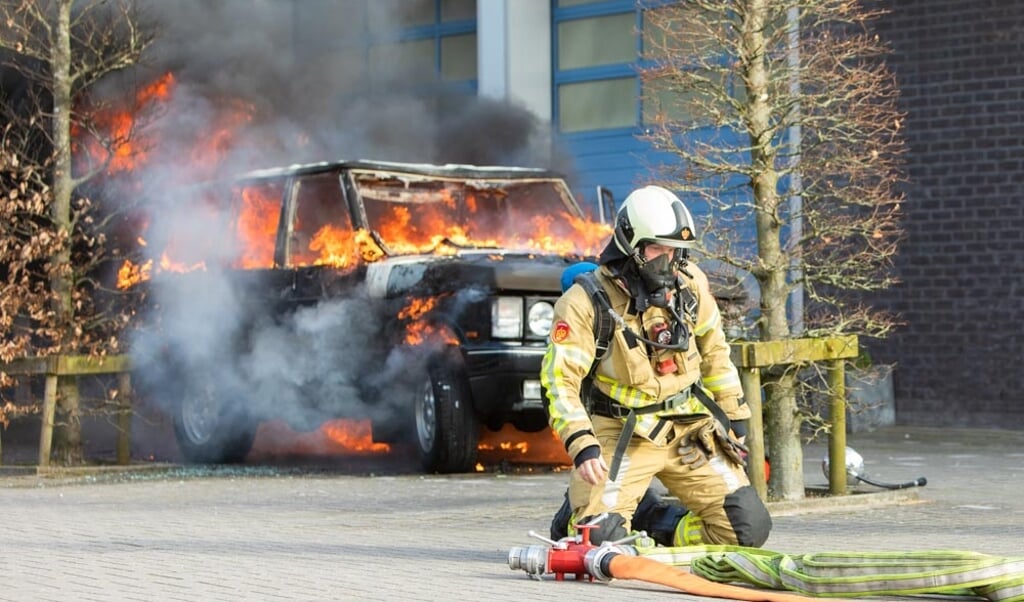 De auto ging in vlammen op.