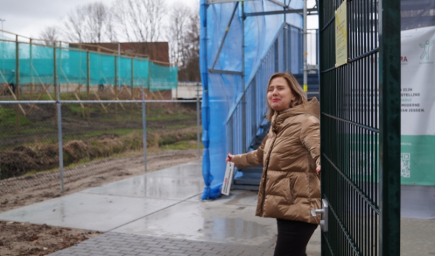 <p>Minister Cora van Nieuwenhuizen opent het hek van de uitkijktoren die zicht biedt op de werkzaamheden aan de A9. </p>