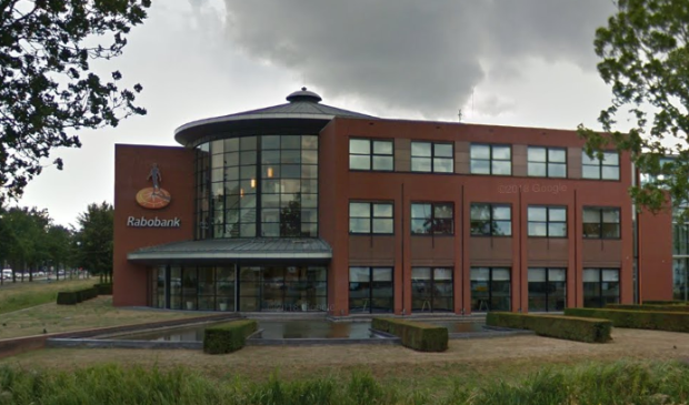 <p>Het oude Rabobank-pand aan de Van 't Hoffstraat 24 wordt naar verwachting in 2022 in gebruik genomen als nieuw gemeentehuis.</p>