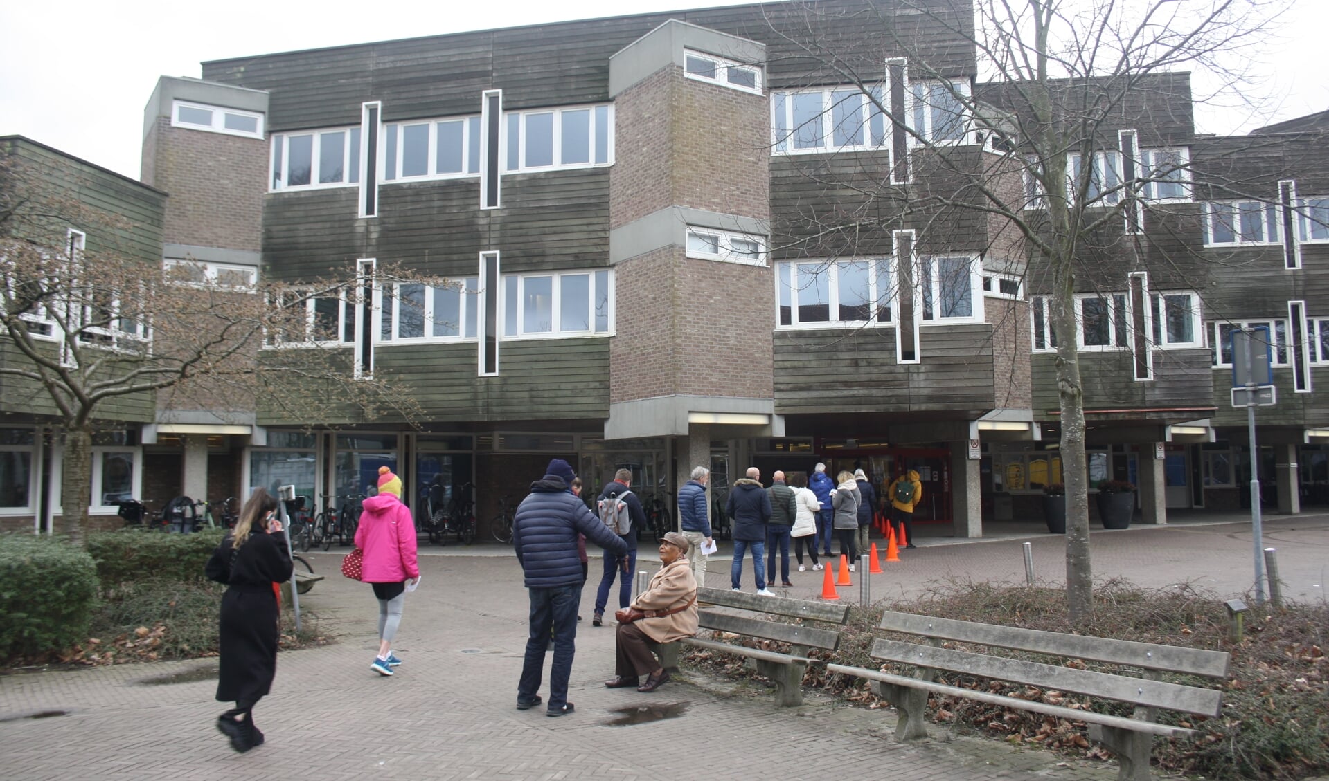 Rijen Amstelveners wachten om te kunnen stemmen in het raadhuis. 