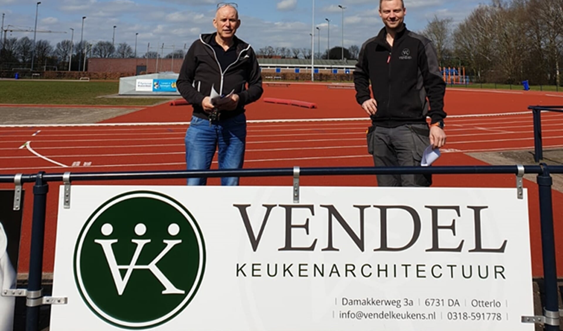 Diede van de Vendel en Wiebe Rengelink, penningmeester van Climax, achter het nieuwe sponsorbord