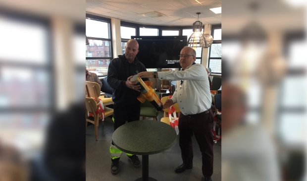 René Hol, AfvalHeld van Waardlanden, krijgt het gedicht (gemaakt door Jos van Hest) namens de inwoners van de Alblasserwaard in handen van Johan Bickel (voorzitter Lionsclub Alblasserwaard Souburgh).