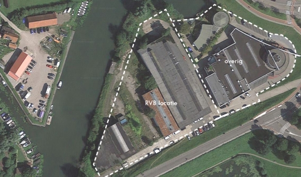 <p>Op het terrein Linge II Zuid staat ook een autobedrijf, tegenover het terrein staat korenmolen Nooit Volmaakt</p>