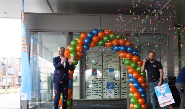 Wethouder Hans Buijtelaar en bedrijfsleider Amerena Johan Bellaar geven zwemleskinderen feestelijk welkom
