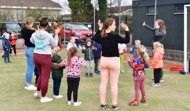 <p>Op het veld werd er druk gedanst.</p>