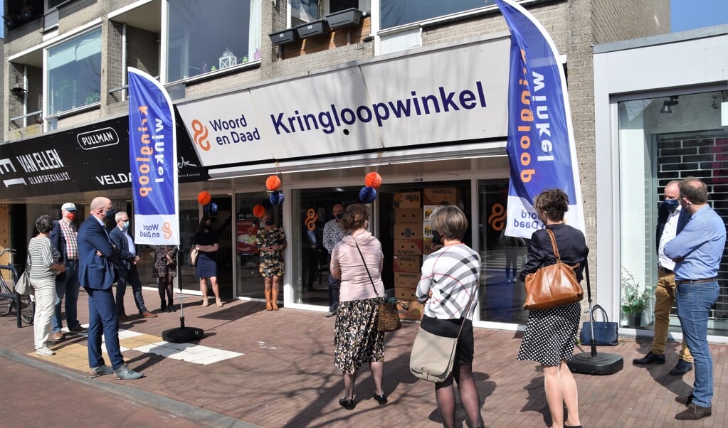De kringloopwinkel van Woord en Daad is feestelijk geopend door wethouder Harrie Dijkhuizen