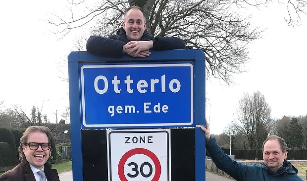<p>Van links naar rechts: Wethouder Peter de Pater, Evert Groeneveld (voorzitter Otterlo’s Belang) en Jos van der Panne (voorzitter Natuurlijk Otterlo).</p>