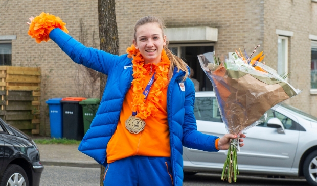 <p> Femke Bol eerder dit jaar na thuiskomst van het EK. </p>