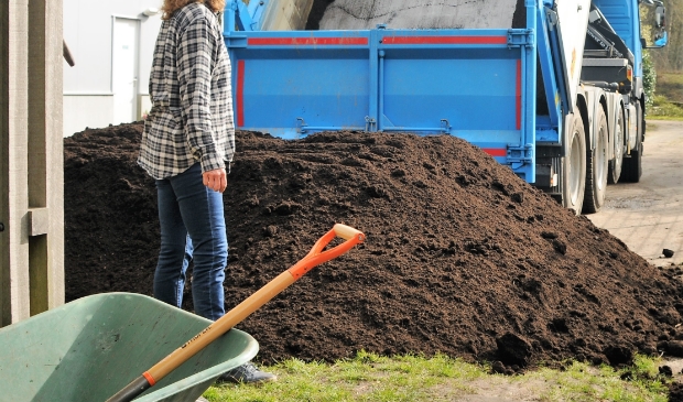 <p>De compost wordt per vrachtwagen gebracht. </p>