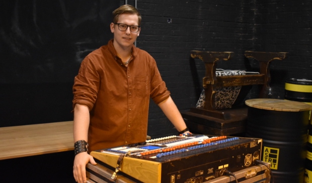 <p>Djonie Jacobsen achter de lichttafel bij een evenement van Poppodium Astrant.</p>