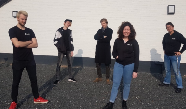 <p>Crew film: van links naar rechts: Jip, Martien, Luuk, Froukje en Claudia</p>