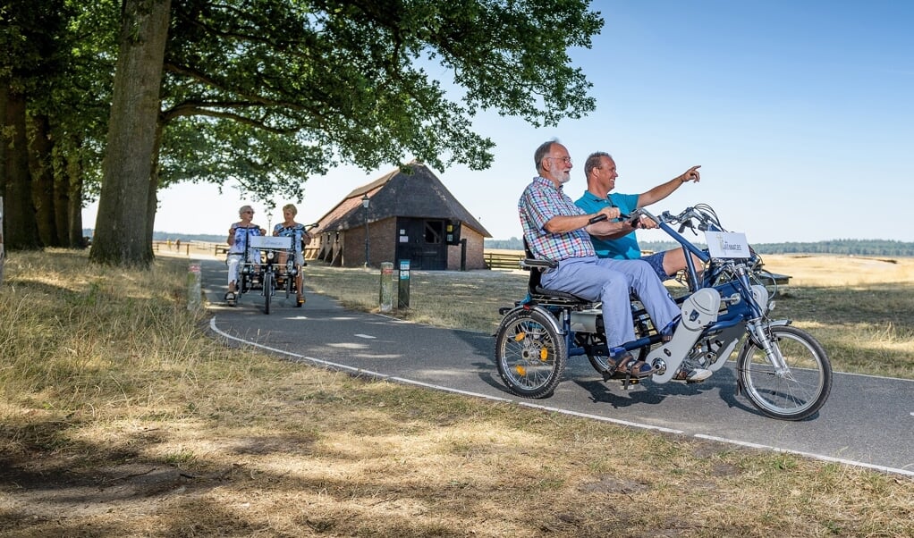 Stap op de fiets en geniet! Het fietsen is coronaproof door de spatschermen (deze foto is van voor corona, daarom heeft de fiets geen spatscherm).