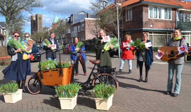 <p>Jorien Klomp met de uitdeelploeg in de Karel van Manderstraat.</p>