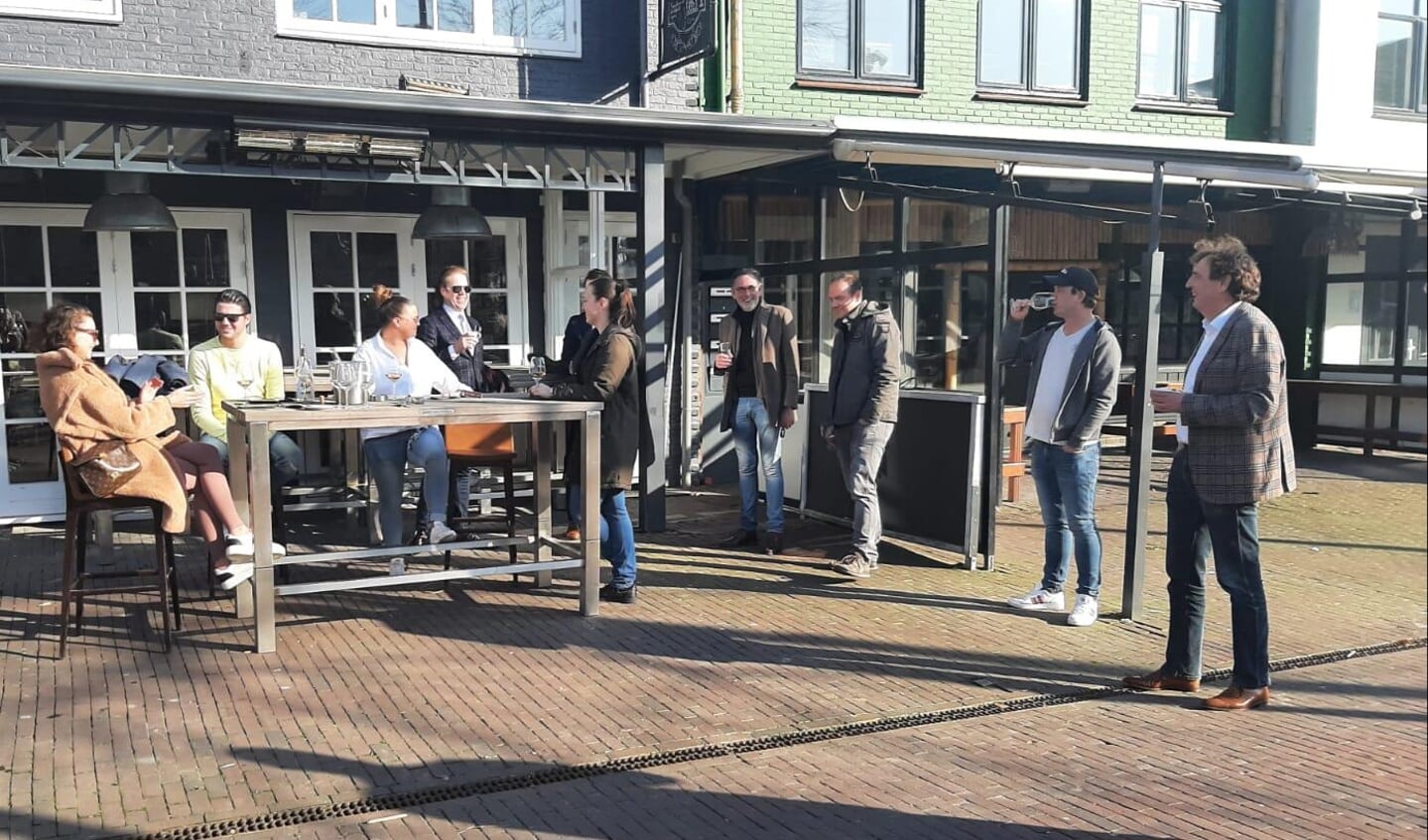 Burgemeester René Verhulst (rechts) eerder in de coronaperiode op bezoek bij en in gesprek met horecaondernemers op het Museumplein in Ede.