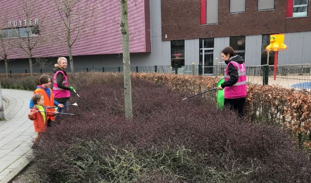 Wethouder Floor Gordon (links) tijdens de Opschoondag in 2019.